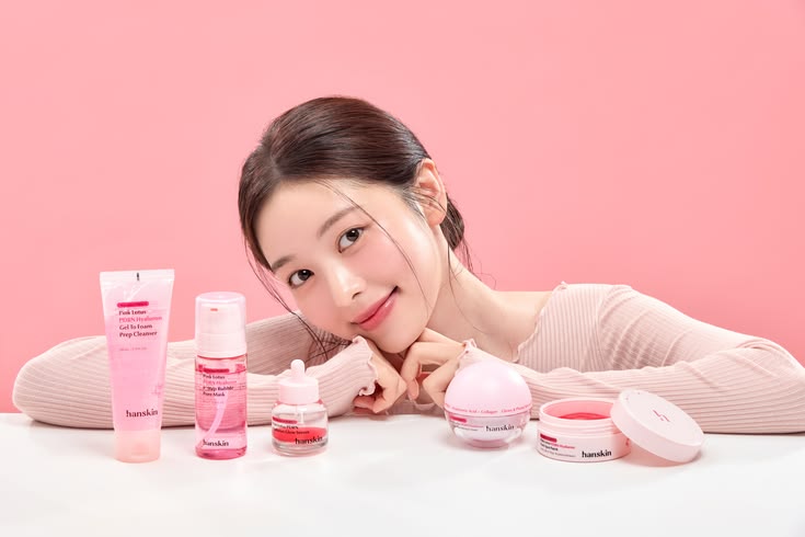 Cô gái với bộ sản phẩm dưỡng da GlowCare